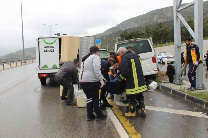 Amasya’da Minibüs Yol Kenarındaki Pikaba Çarptı: 2 Ölü, 6 Yaralı