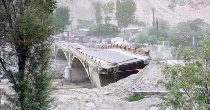 Pakistan’da Selde Köprü Yıkıldı