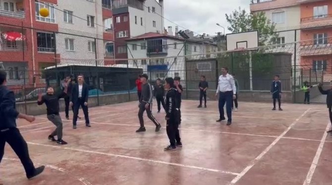 Vali Ayhan Öğrencilerle Voleybol Oynadı