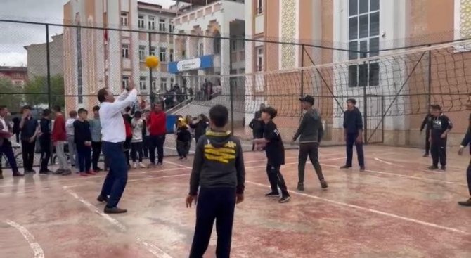 Vali Ayhan Öğrencilerle Voleybol Oynadı
