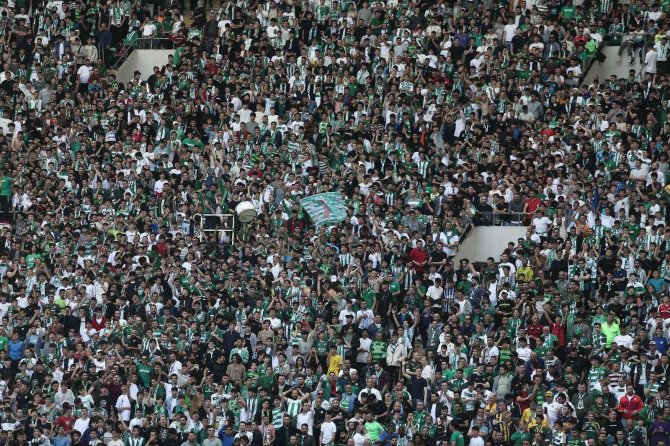 Spor Toto 1. Lig: Bursaspor: 1 - Ümraniyespor: 1 (İ̇lk Yarı Sonucu)