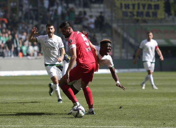 Spor Toto 1. Lig: Bursaspor: 1 - Ümraniyespor: 1 (İ̇lk Yarı Sonucu)