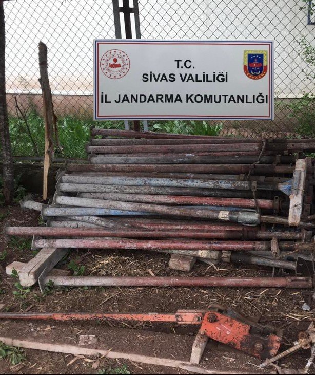 Hırsızlık Zanlıları Jandarmadan Kaçamadı