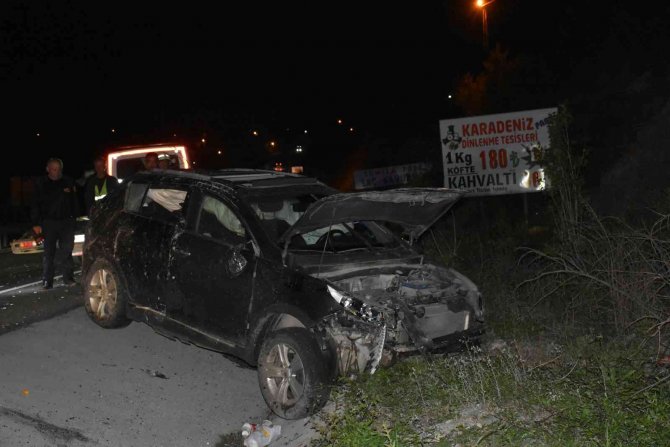 Kastamonu’da İki Otomobil Çarpıştı, Sürücü Olay Yerinden Kaçtı
