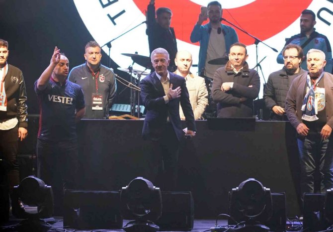Trabzonspor Başkanı Ahmet Ağaoğlu Yenikapı’da Taraftarlara Seslendi