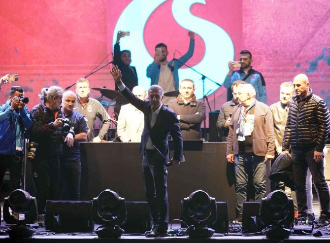 Trabzonspor Başkanı Ahmet Ağaoğlu Yenikapı’da Taraftarlara Seslendi