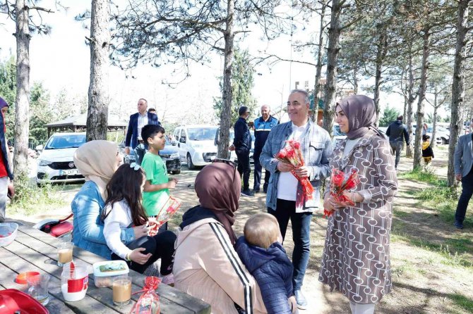 Sultangazi’de Anneler Günü Çiçeklerle Kutlandı