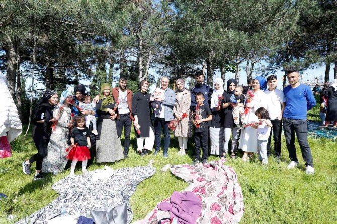 Sultangazi’de Anneler Günü Çiçeklerle Kutlandı