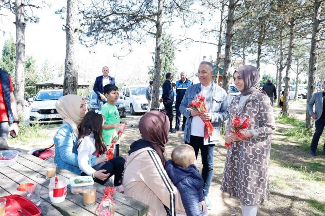 Sultangazi’de Anneler Günü Çiçeklerle Kutlandı