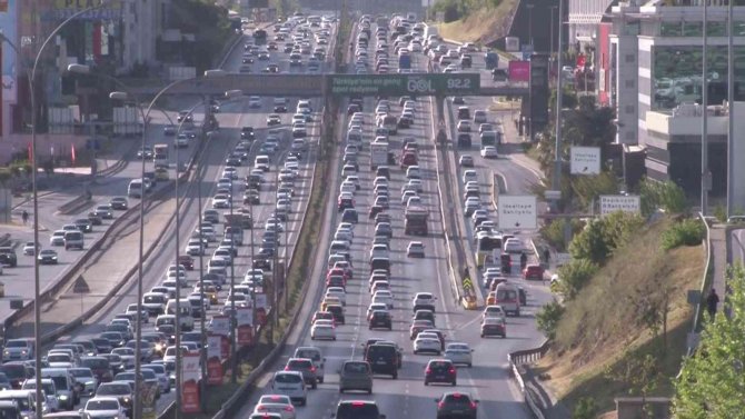İ̇stanbul’da Pazar Günü Trafik Yoğunluğu Yüzde 49’lara Ulaştı