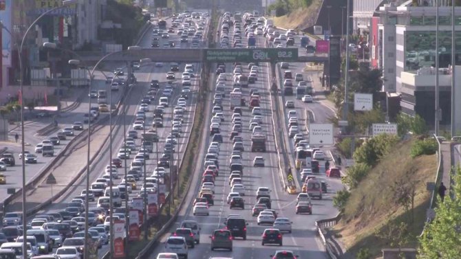 İ̇stanbul’da Pazar Günü Trafik Yoğunluğu Yüzde 49’lara Ulaştı