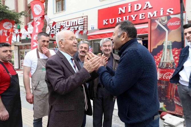 Yenimahalle Belediye Başkanı Yaşar, Vatandaşlarla Ve Çalışanlarla Bayramlaştı