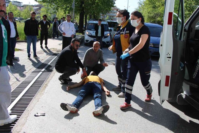 Yalova’da Kontrolden Çıkan Otomobil Ağaca Çarptı: 3 Yaralı