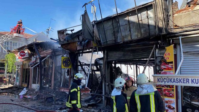 Çarşıda Çıkan Yangında 20 İş Yeri Zarar Gördü