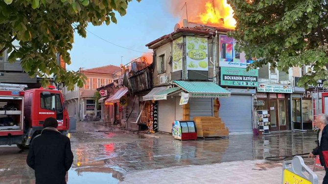 Bolvadin’de Çarşıda Çıkan Yangında 15 İş Yeri Alevlere Teslim Oldu