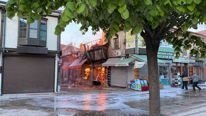 Bolvadin’de Çarşıda Çıkan Yangında 15 İş Yeri Alevlere Teslim Oldu