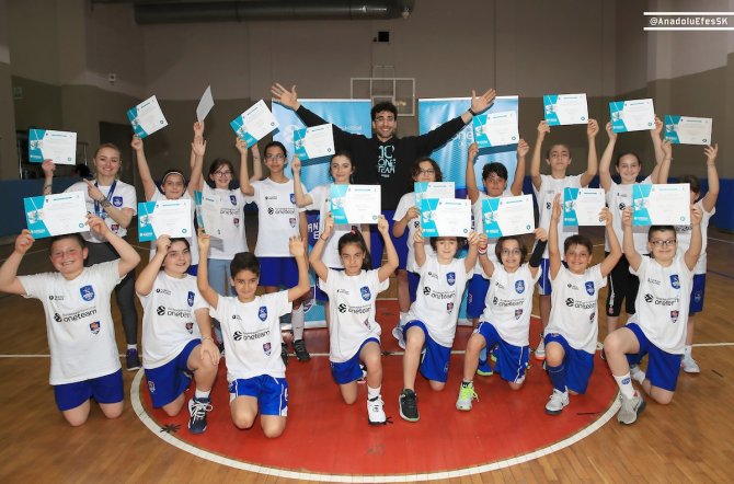 Anadolu Efes’in Başarılı Oyuncusu Erten Gazi, One Team Projesi Katılımcılarıyla Bir Araya Geldi
