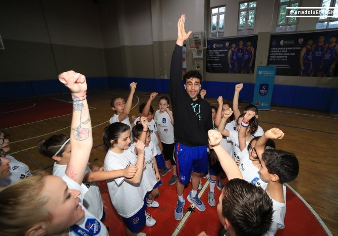 Anadolu Efes’in Başarılı Oyuncusu Erten Gazi, One Team Projesi Katılımcılarıyla Bir Araya Geldi
