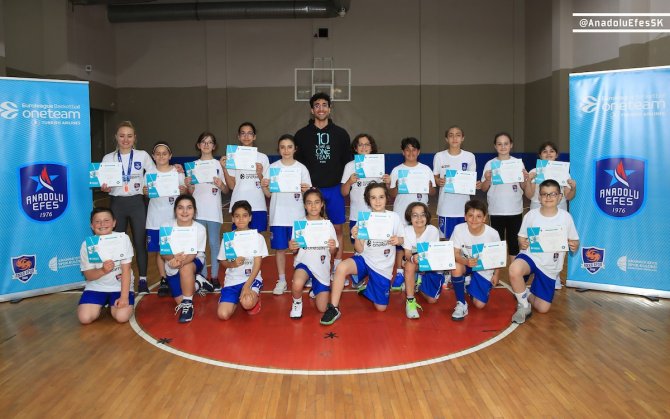 Anadolu Efes’in Başarılı Oyuncusu Erten Gazi, One Team Projesi Katılımcılarıyla Bir Araya Geldi