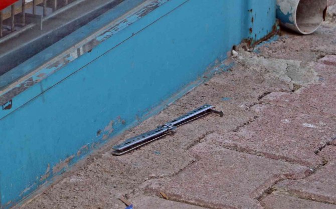 Zincir Marketten İç Çamaşırı Çaldı, Yakalanınca Kasiyeri Bıçakla Tehdit Etti