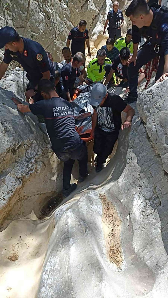 Otomobil 100 Metrelik Uçuruma Yuvarlandı: 1 Ölü, 2 Yaralı