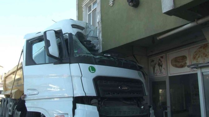 Hafriyat Kamyonu Binaya Çarptı, Korku Dolu Anlar Yaşandı