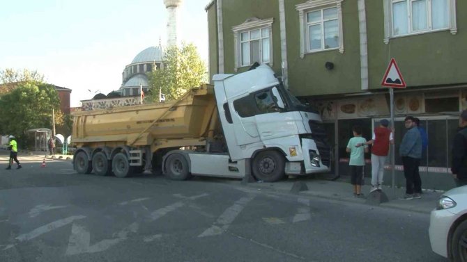 Hafriyat Kamyonu Binaya Çarptı, Korku Dolu Anlar Yaşandı