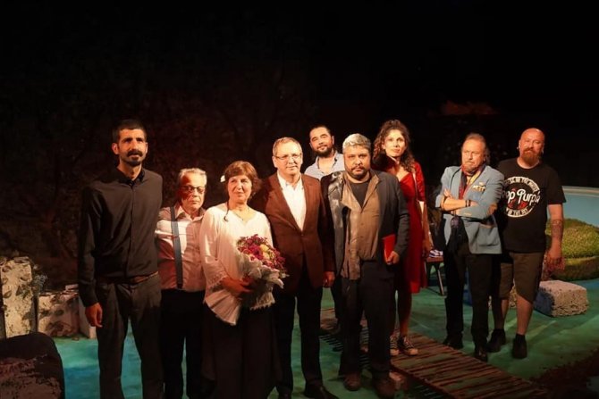 Ayvalık’ta Belediye Tiyatrosu İlk Oyunuyla Büyük İlgi Gördü