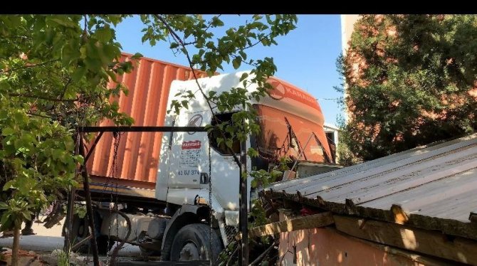 Tuzla’da Freni Boşalan Tır Önce Araca Çarptı Ardından Müstakil Eve Daldı