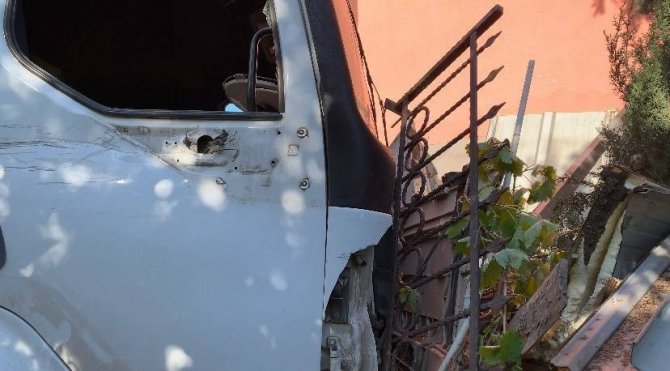 Tuzla’da Freni Boşalan Tır Önce Araca Çarptı Ardından Müstakil Eve Daldı