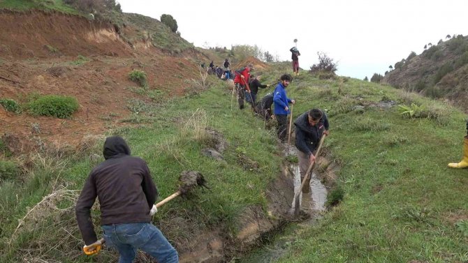 2 Kilometrelik Su Kanalı İmece Usulüyle Temizlendi