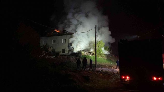 İ̇ki Katlı Ev Yangında Hasar Gördü