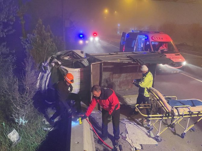 Hafif Ticari Araca Çarpan Kamyonet Devrildi: 2 Yaralı