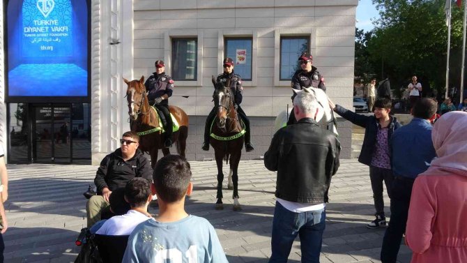 Trafiğe Kapalı Caddelerin Güvenliği Atlı Polislere Emanet