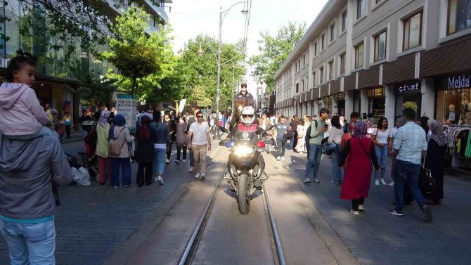 Trafiğe Kapalı Caddelerin Güvenliği Atlı Polislere Emanet
