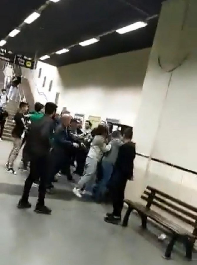 Bursa’da Tekme Tokatlı Metroda Sigara İçme Kavgası Kameralarda