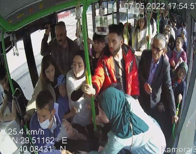 Otobüs Şoförü Hayat Kurtardı, O Anlar Kameraya Böyle Yansıdı