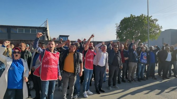 İ̇şçi Çıkaran Fabrika Önünde Servis Aracına Saldırı Girişimi