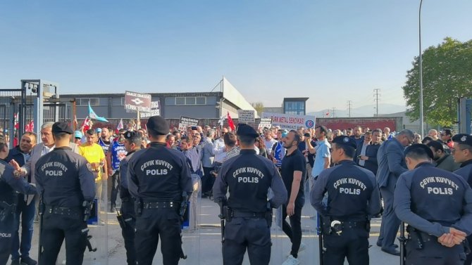 İ̇şçi Çıkaran Fabrika Önünde Servis Aracına Saldırı Girişimi