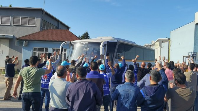İ̇şçi Çıkaran Fabrika Önünde Servis Aracına Saldırı Girişimi