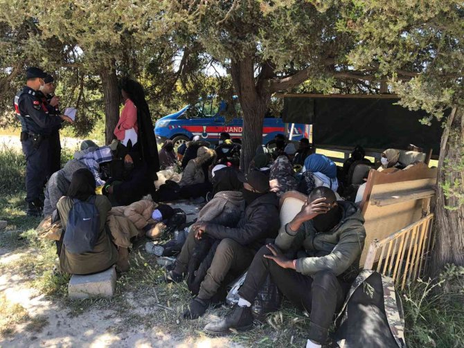 Çeşme’de 35 Düzensiz Göçmen Yakalandı