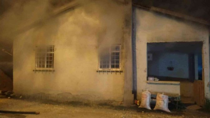 Alevlere Teslim Olan Caminin Lojmanı Kullanılamaz Hale Geldi