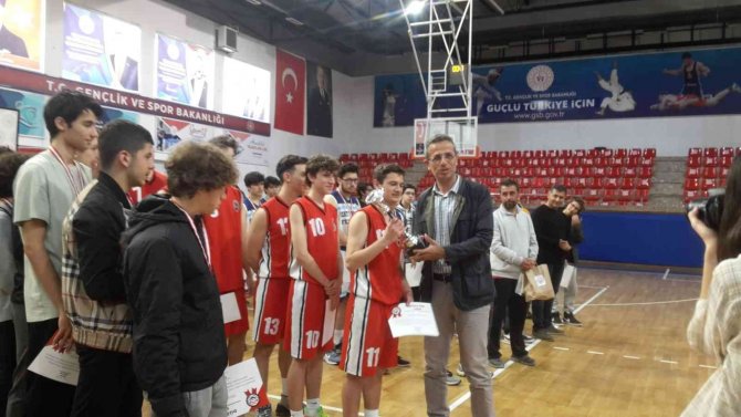 Basketbolda Şampiyon Akçakoca Fen Lisesi Oldu
