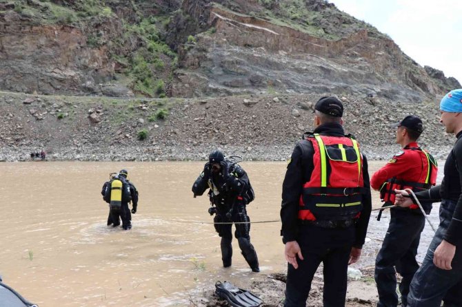 Kaza Sonrası Nehirde Kaybolan Şahsı Arama Çalışmalarına Devam Ediliyor