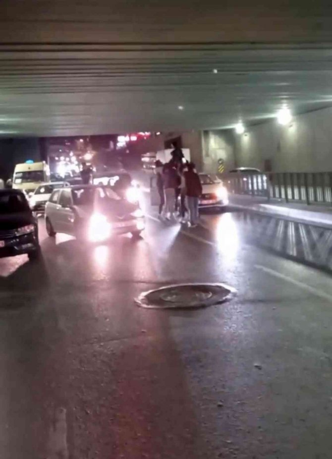Önce Yumurtalı Unlu Eğlence Yaptılar Sonra Yolu Trafiğe Kapattılar
