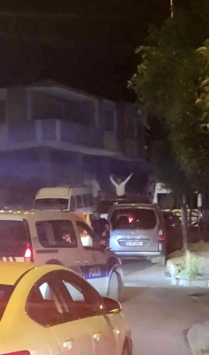 Önce Yumurtalı Unlu Eğlence Yaptılar Sonra Yolu Trafiğe Kapattılar