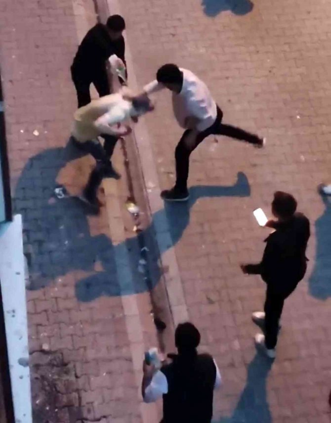 Önce Yumurtalı Unlu Eğlence Yaptılar Sonra Yolu Trafiğe Kapattılar
