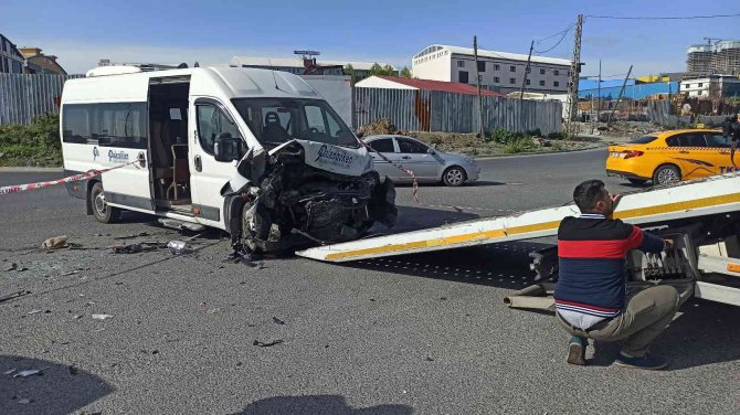 İ̇şçileri Taşıyan Servis Aracı Kafa Kafaya Çarpıştı: 7 Yaralı