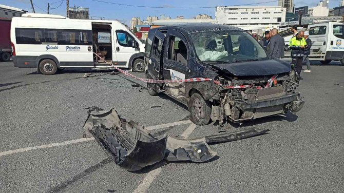 İ̇şçileri Taşıyan Servis Aracı Kafa Kafaya Çarpıştı: 7 Yaralı