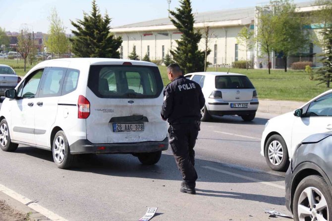Eskişehir-ankara Karayolunda Zincirleme Trafik Kazası, 2 Yaralı
